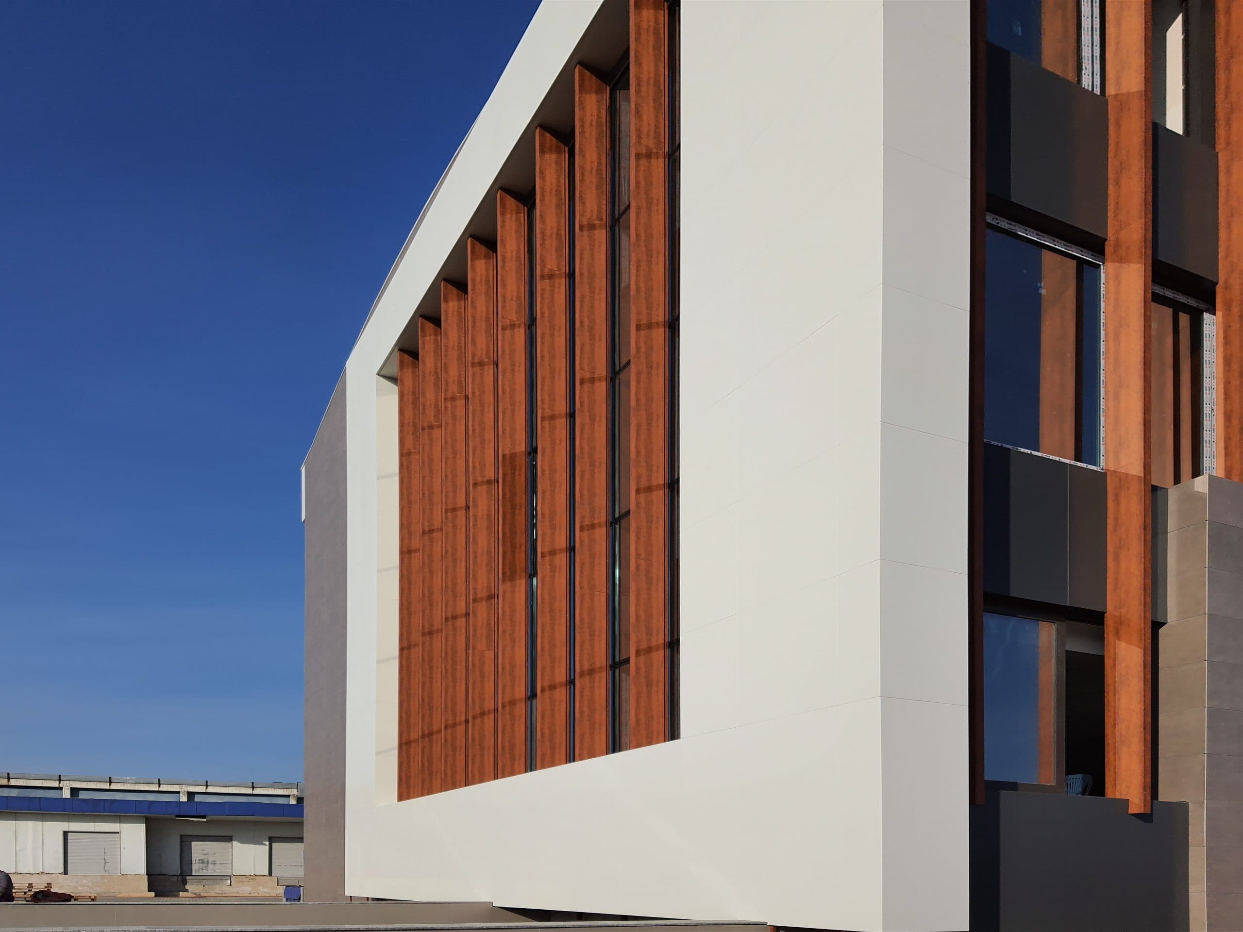 Beyaz panel çerçeve ve ahşap desenli dikey lameller, alttan bakış