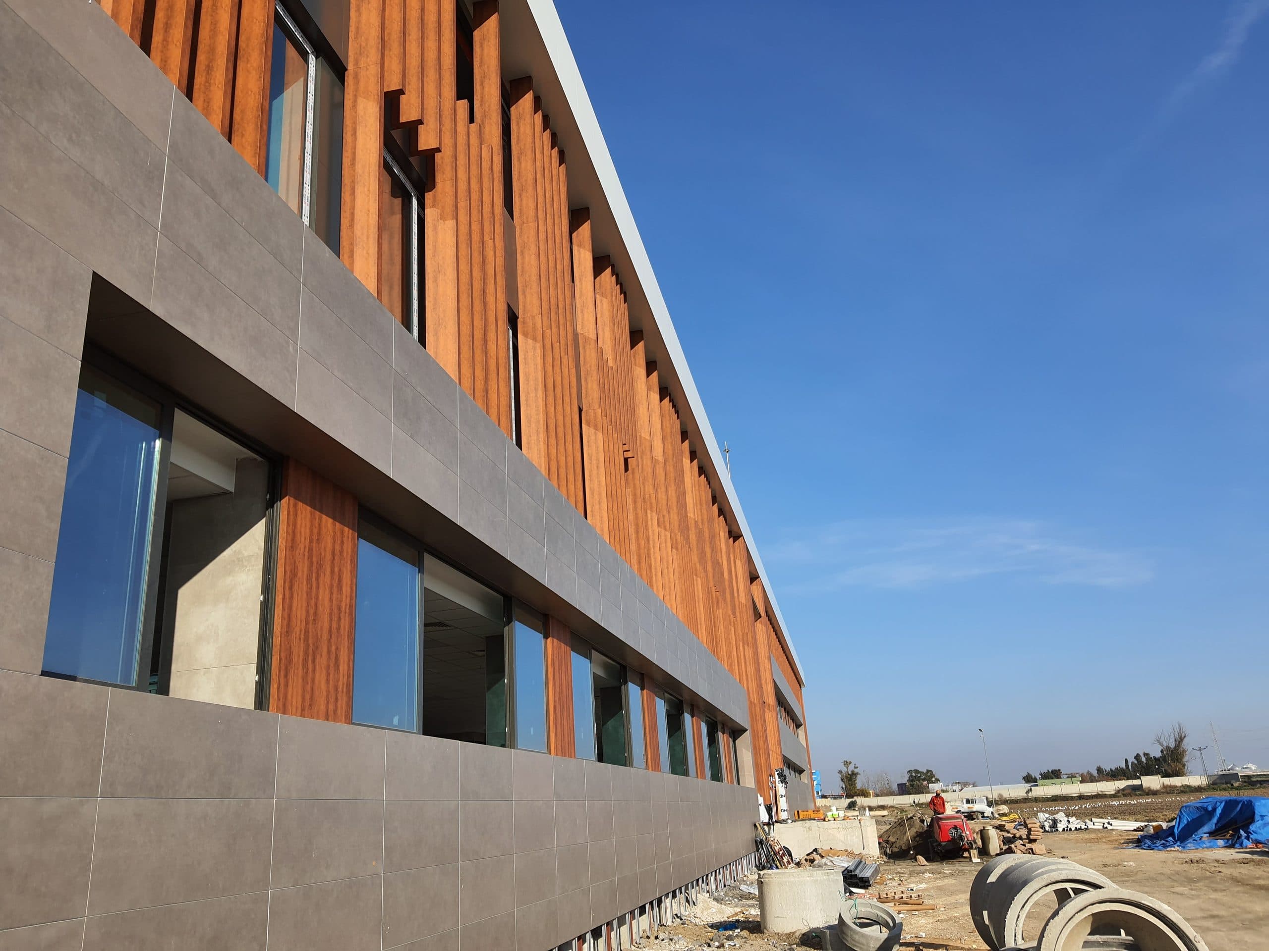 Gri taş desenli panel bant ve ahşap desenli dikey lameller, alttan bakış