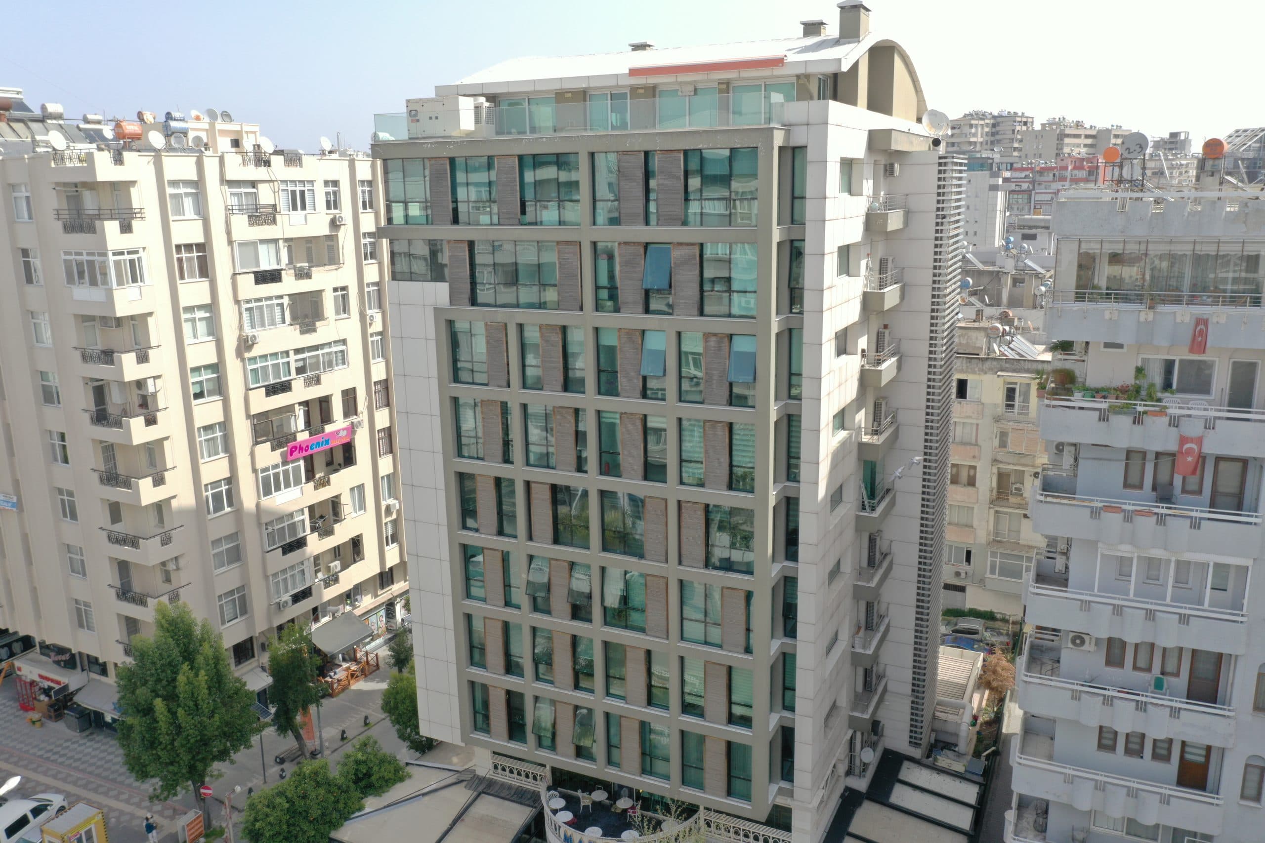 Bulvar İş Merkezi'nin ızgara cephesi ve yan cephesi, sol üstten havadan görünüm