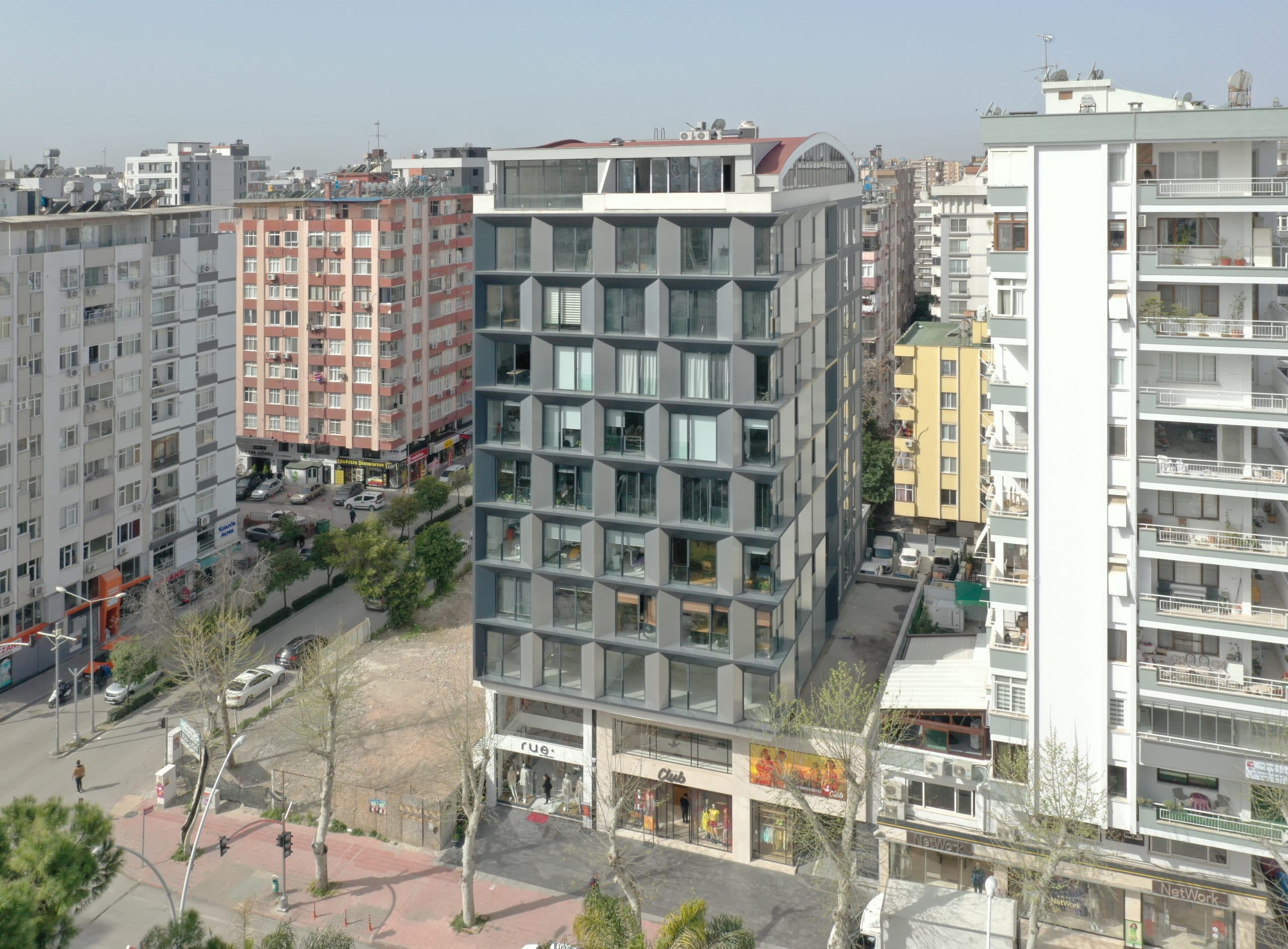 Ziyapaşa Plaza ve önündeki ağaçlı sokak, drondan hafif açılı görünüm