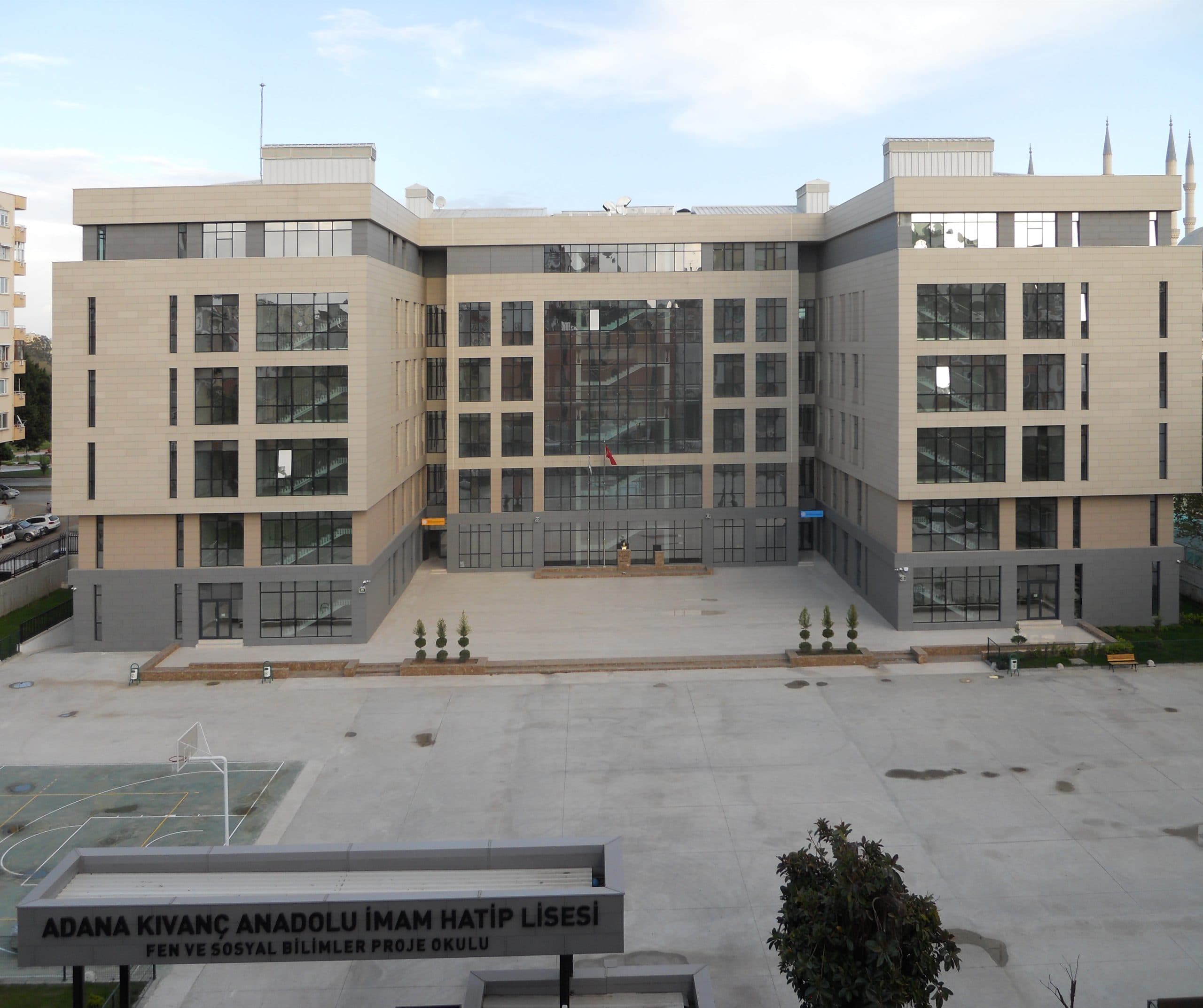 Kıvanç İmam Hatip Lisesi avlu cephesi karşıdan; iki kanat arasında cam atriyum