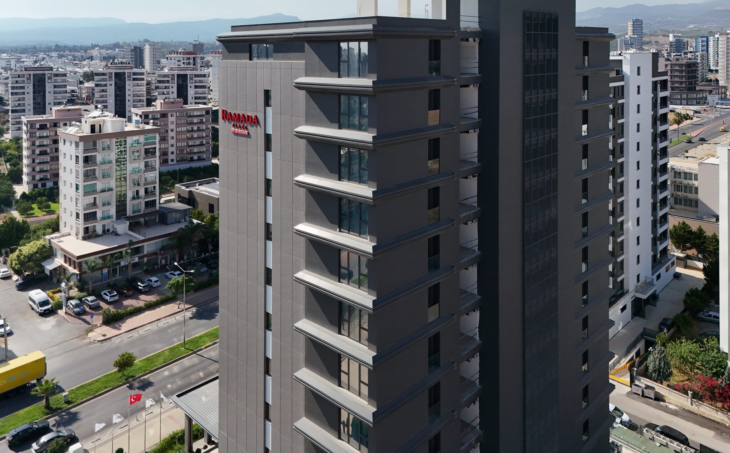 Ramada Plaza otel kulesi, arkada Mersin şehri ve Toros dağları, konsol bantlı köşe cephe