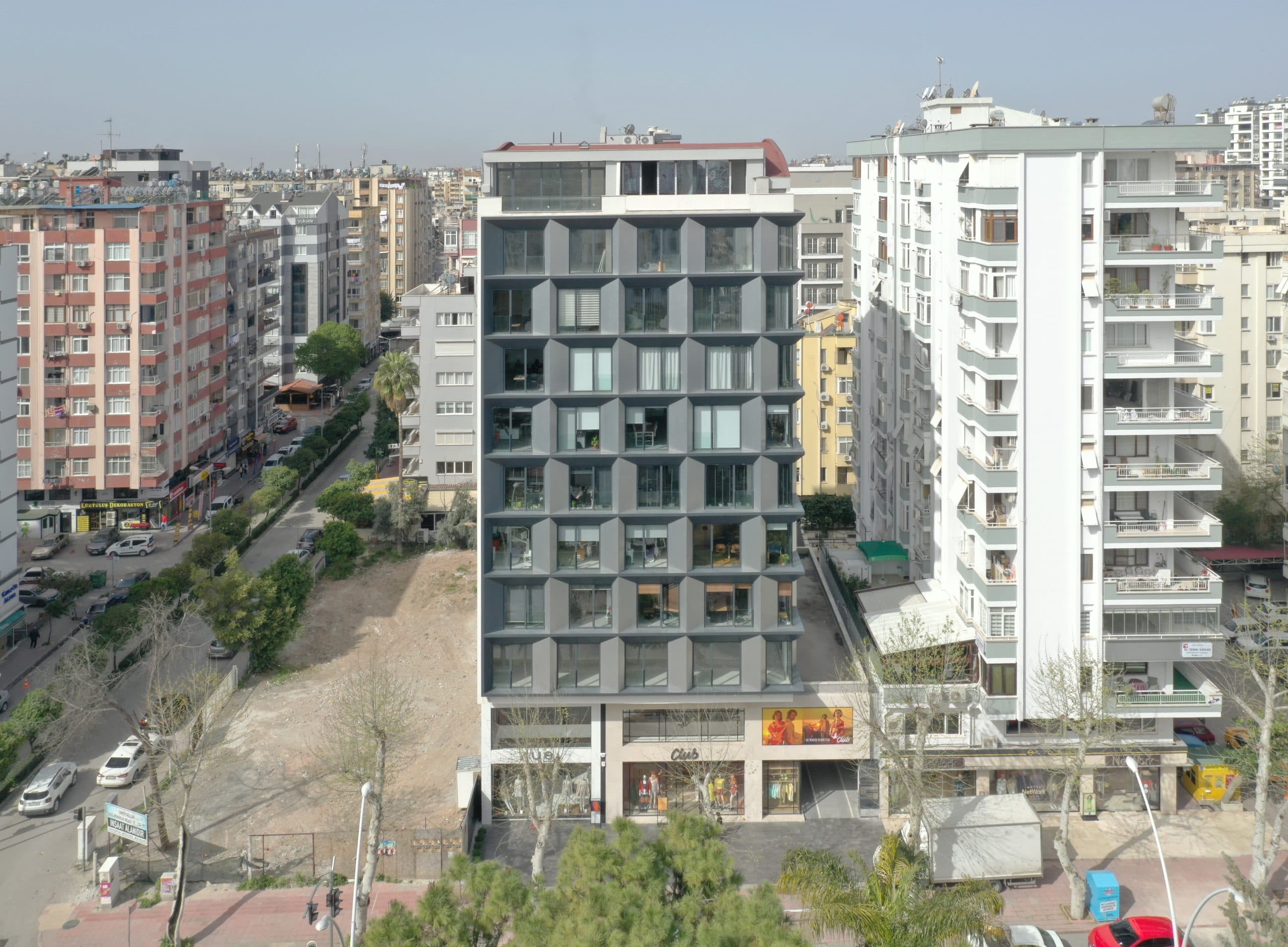 Ziyapaşa Plaza ön cephesi, kademeli kompozit pencere çerçevelerinin oluşturduğu ızgara düzeni